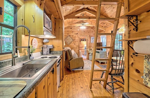 Highlands Cabin | Highlands Hideaway-A Pet Friendly Couples Retreat