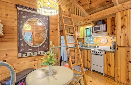 Highlands Cabin | Highlands Hideaway-A Pet Friendly Couples Retreat