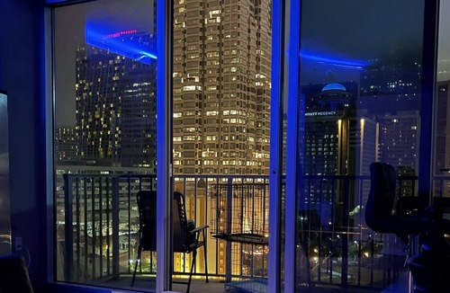 Downtown Atlanta Condo | Highrise 5 min from State Farm Arena, Mercedes-Benz stadium ,Ga Aquarium & Park.