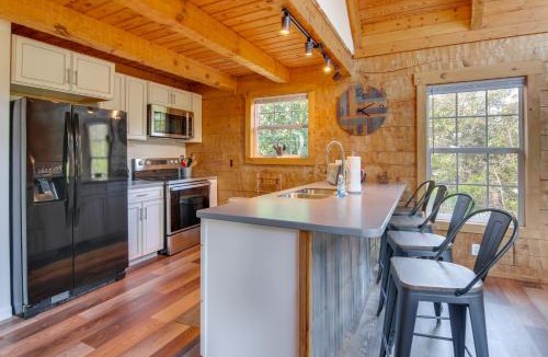 Newport House | Hike & Unwind, Peaceful Wooded Retreat in Newport