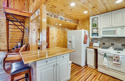 Pikeville Cabin | Hike & Unwind - Quiet Wooded Getaway in Pikeville
