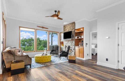Mountain Air House | Hiking On-Site: Mtn-View Burnsville Condo!