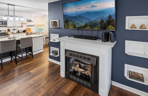 Johnson City House | Hillside Hideway is a 3 bedroom peaceful place of retreat.