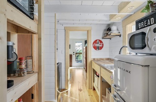 Valley Hill Cottage | Hilltop Nest | Cozy 1BR Cottage Near Downtown Hendersonville
