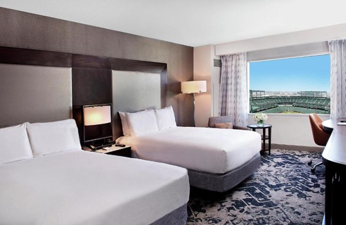 Downtown West Hotel | Hilton Baltimore Inner Harbor