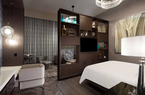 Carver City - Lincoln Gardens Hotel | Hilton Tampa Airport Westshore