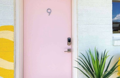 Trenton Hotel | Hippie Room#9 – Retro 1960s Motel Near Chattanooga