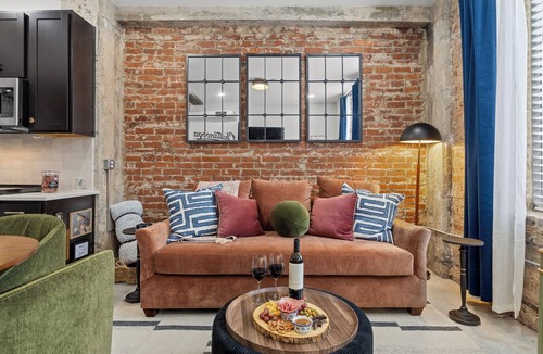Downtown Chattanooga Apartment | Historic 1915 Building | 2BR 2BA | Free Parking