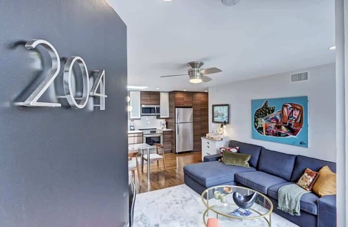 Cherry Condo | Historic 1BR Myers Park Condo Near Atrium CMC & Uptown with King Bed and Parking