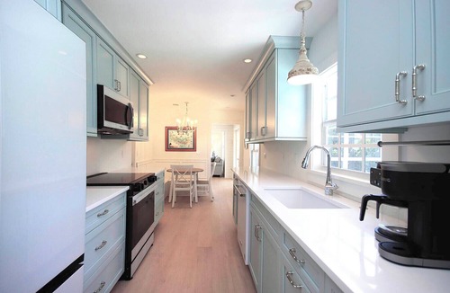 Captiva House | Historic 3BR Cottage with Optional Upstairs Suite, Steps to Beach & Village