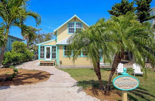 Captiva House | Historic 3BR Cottage with Optional Upstairs Suite, Steps to Beach & Village