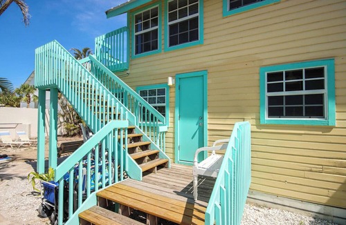 Captiva House | Historic 3BR Cottage with Optional Upstairs Suite, Steps to Beach & Village