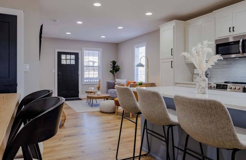 Columbia House | Historic 4 BDRM Duplex | Sleeps 10! Walkable to DT