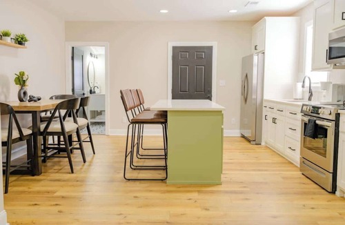 Columbia House | Historic 4 BDRM Duplex | Sleeps 10! Walkable to DT