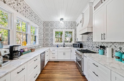 Jasper House | Historic 6 Bedroom Luxury Home Walking Distance to Downtown Jasper!