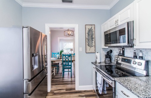 Lakeland Cottage | Historic Cottage Near Florida Southern College ~ Dogs Welcome~ Walk Everywhere