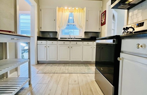 Parkside Cottage | Historic Cozy Parkside Cottage in Savannah