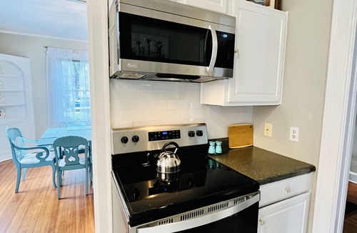 Parkside Cottage | Historic Cozy Parkside Cottage in Savannah