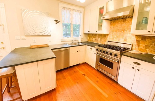 Historic District House | Historic Downtown Annapolis Union House with Private Patio & Free Off-Site Parking