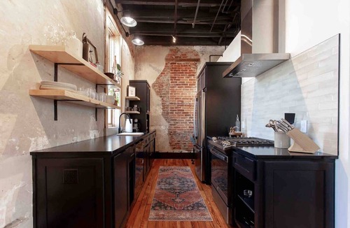 Heber Springs Apartment | Historic Downtown Loft with Balcony and Kitchen