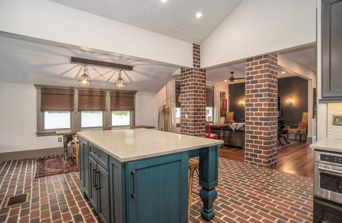 Lakeland House | Historic Hollingsworth House in Dwntwn Lkld. Lake Front, Pool, Mini Golf!