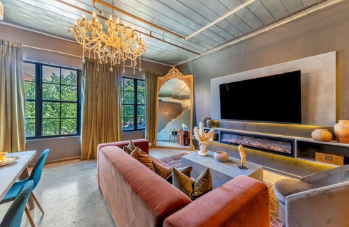 Castleberry Hill Apartment | Historic Loft @ Mercedes-Benz/King Bed/FreeParking