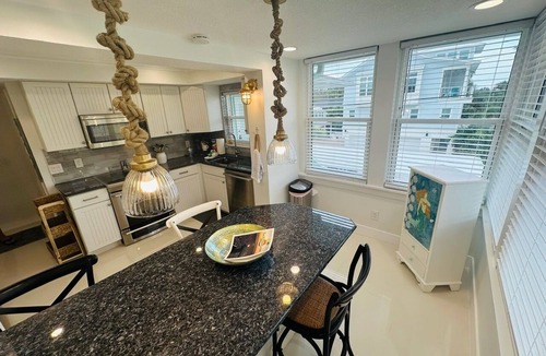 Pass-a-Grille Condo | Historic Pass-A-Grille Gulf Way Beachfront Wi-Fi