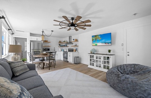 Captiva Cottage | Historic PO Cottage Garden Suite Steps to Beach - Casual Lux Décor - Jensen's "On the Gulf" 6