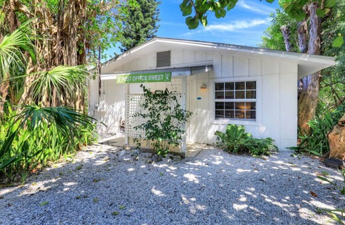 Captiva Cottage | Historic PO Cottage Garden Suite Steps to Beach - Casual Lux Décor - Jensen's "On the Gulf" 6