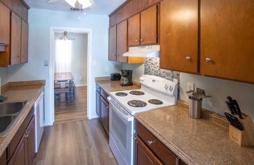 Savannah Condo | Historic Savannah, Pool, Free Tybee Parking!