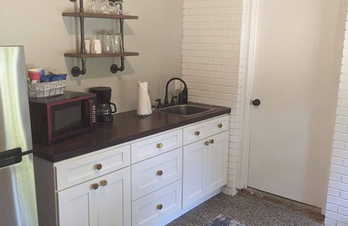 Thunderbolt House | Historic Studio & Pool Under Spanish Moss Oaks