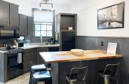 Savannah Victorian District Apartment | Historic Victorian District Retreat Sleeps 9!