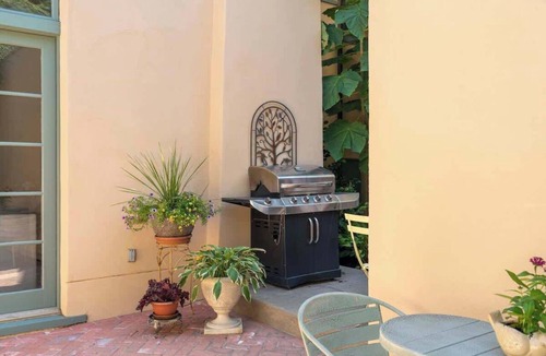 North Downtown House | Historic Villa Steps to Downtown - High Street Inn