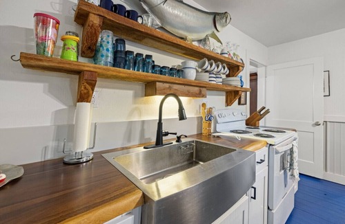 Cedar Key Cottage | Historic * Walkable * Downtown * Boat Parking * Fire Pit