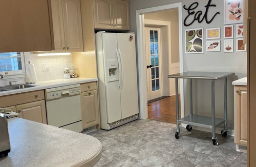 Miller Southside House | HOKIE TAILGATE HEAVEN - Walking distance to stadium, campus, and downtown