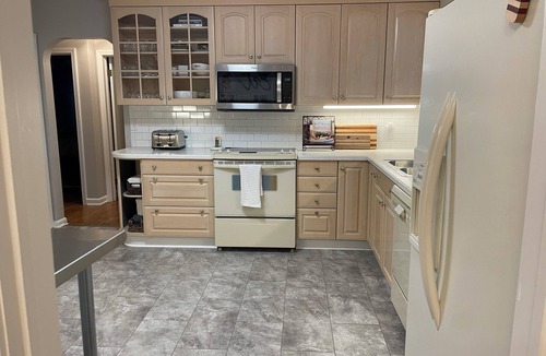 Miller Southside House | HOKIE TAILGATE HEAVEN - Walking distance to stadium, campus, and downtown