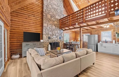 Black Mountain Cabin | Holiday Home The Big Smokey cabin with game room and Hot Tub