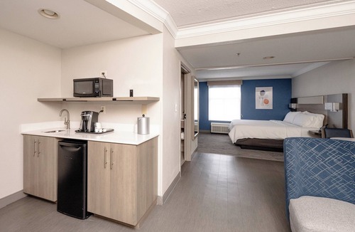North Charleston Hotel | Holiday Inn Express & Suites Charleston - Northwoods by IHG