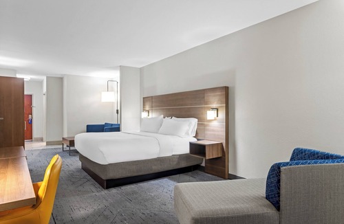 Windsor Forest Hotel | Holiday Inn Express and Suites Savannah - Midtown by IHG