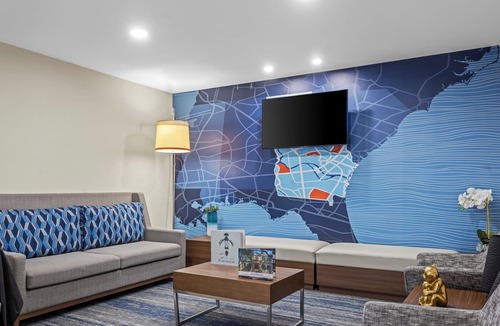 Windsor Forest Hotel | Holiday Inn Express and Suites Savannah - Midtown by IHG