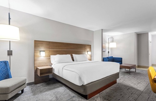 Windsor Forest Hotel | Holiday Inn Express and Suites Savannah - Midtown by IHG