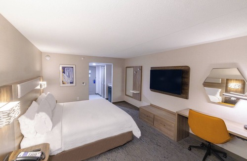 Neptune City Hotel | Holiday Inn Express Hotel of Neptune by IHG