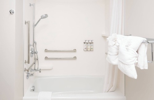 Westampton Hotel | Holiday Inn Express Hotel & Suites Mt. Holly by IHG