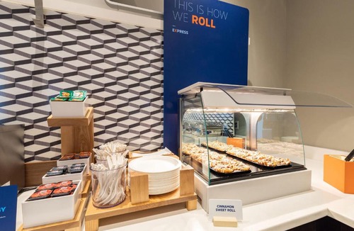 North Charleston Hotel | Holiday Inn Express Hotel & Suites Charleston - Northwoods by IHG