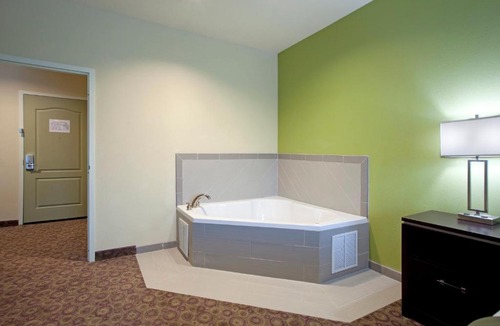Clemson Hotel | Holiday Inn Express Hotel & Suites Clemson - University Area by IHG