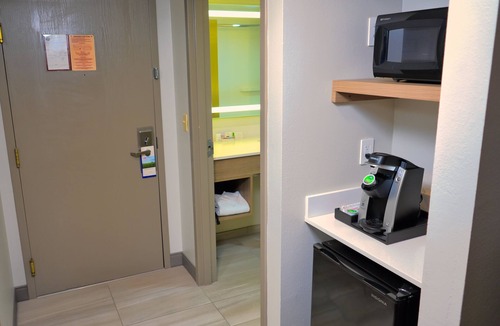 Oldsmar Hotel | Holiday Inn Express Hotel & Suites Tampa Northwest - Oldsmar by IHG