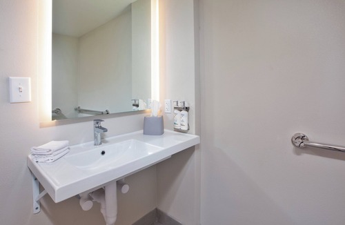 Arcadia Hotel | Holiday Inn Express I-26 & Us 29 At Westgate Mall by IHG