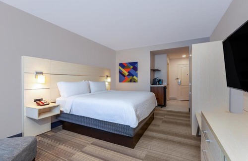 Southwest Orlando Hotel | Holiday Inn Express-International Drive by IHG
