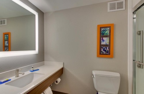 Sandy Springs Hotel | Holiday Inn Express & Suites Atlanta Perimeter Mall Hotel by IHG