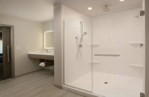 Williamstown Hotel | Holiday Inn Express & Suites Williamstown - Glassboro by IHG